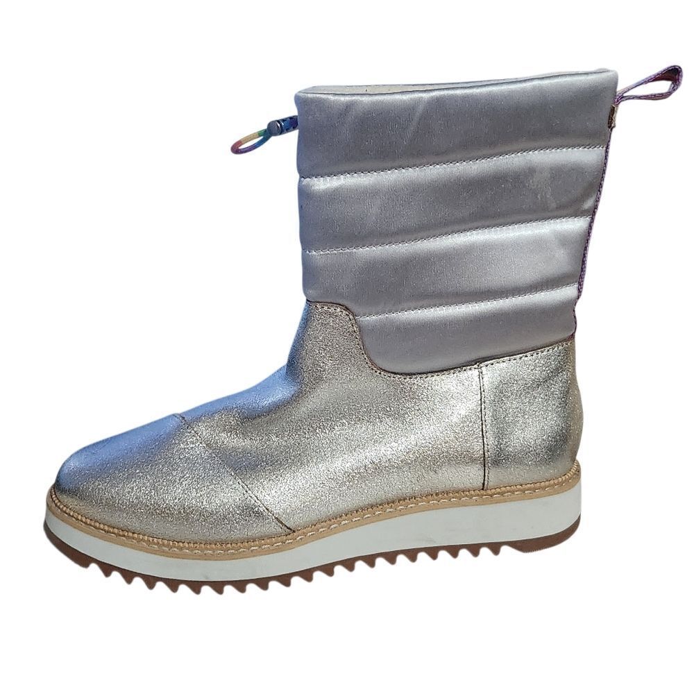 Toms Womens 8.5 Makenna Metallic Silver Quilted Drawstring Winter Boots Puffer